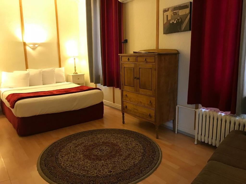 Postel nebo postele na pokoji v ubytování Hôtel-Auberge la Grande Maison et Spa