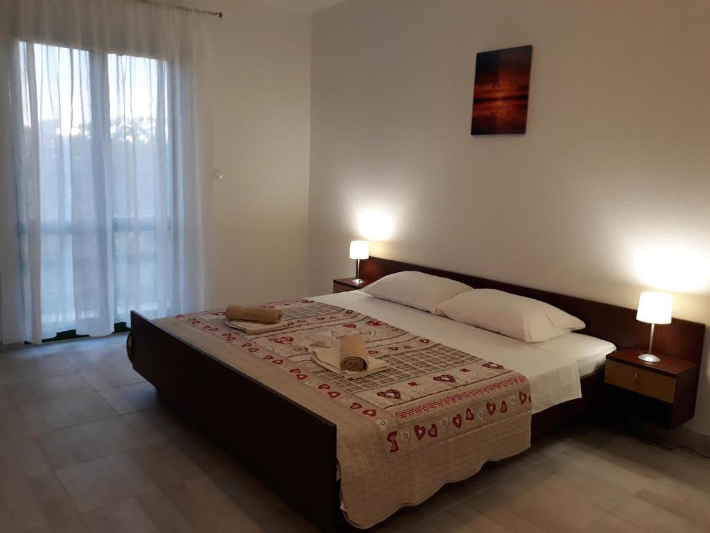 Łóżko lub łóżka w pokoju w obiekcie Apartments Jeličić