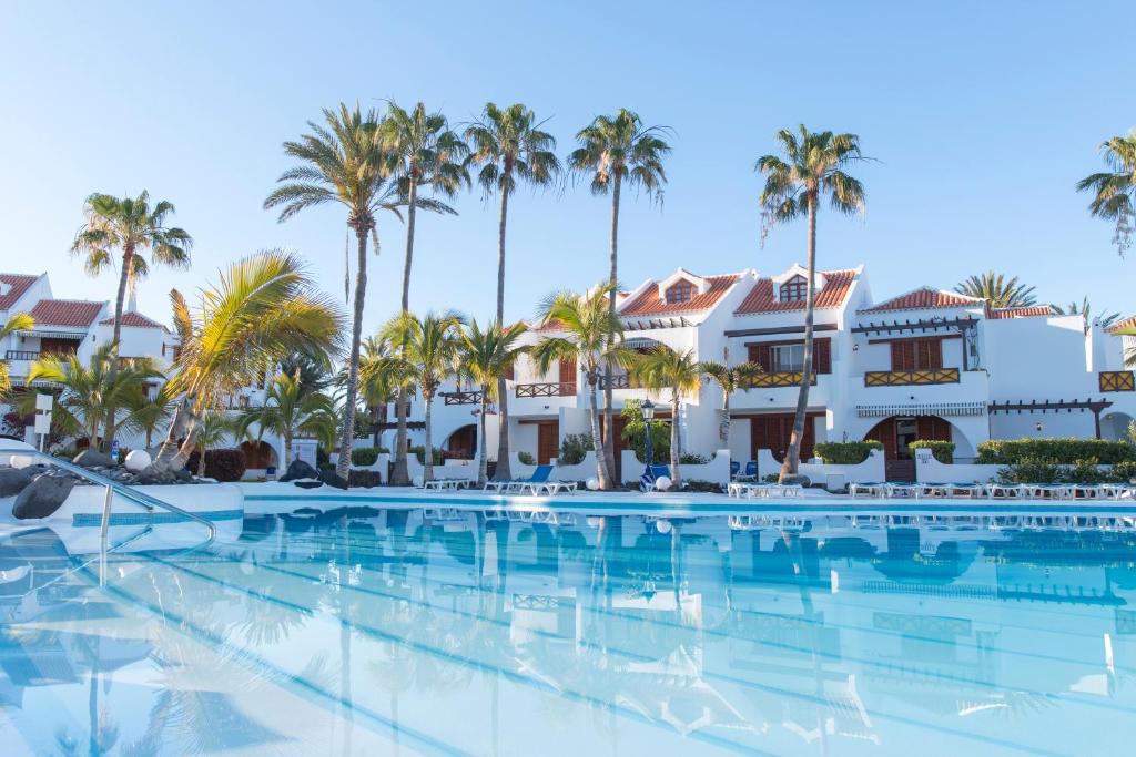 Blick auf den Pool im Resort in der Unterkunft Parque Santiago III Official in Playa de las Americas