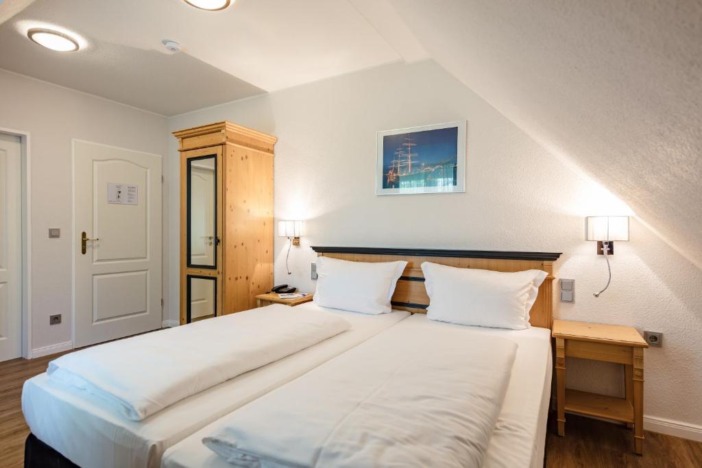 Postel nebo postele na pokoji v ubytování Hotel Zum Zeppelin Hamburg