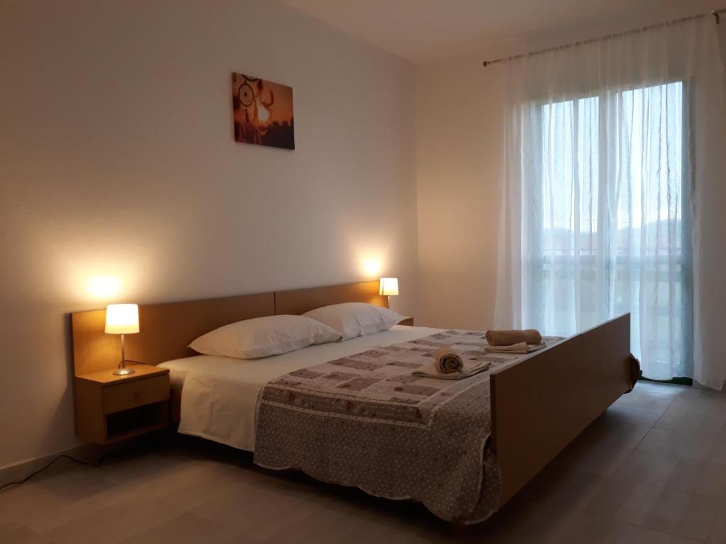 Łóżko lub łóżka w pokoju w obiekcie Apartments Jeličić