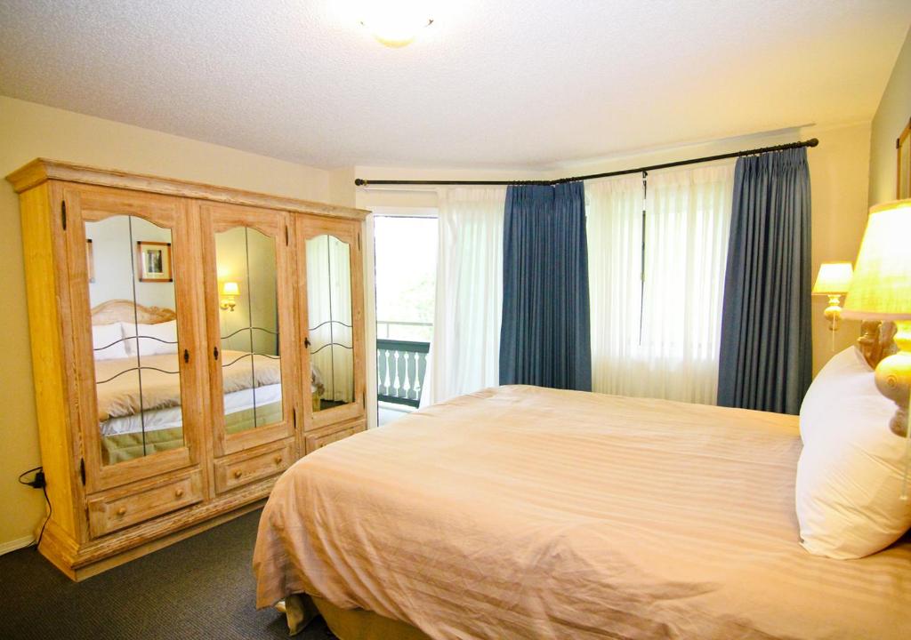 Postel nebo postele na pokoji v ubytování Heron's Landing Hotel