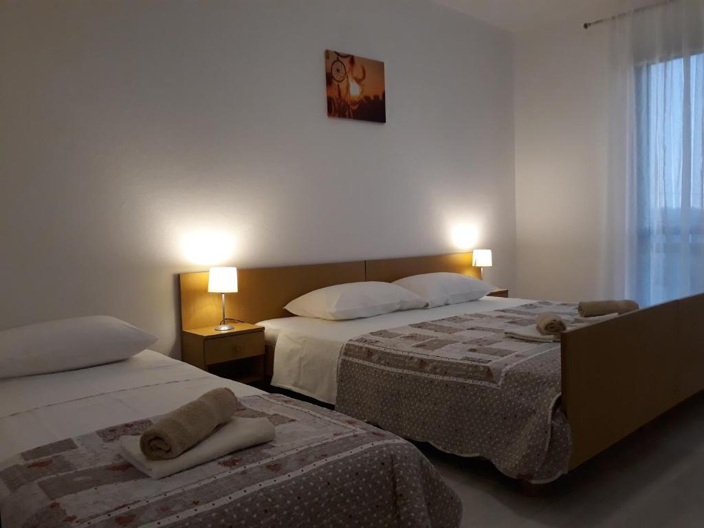 Łóżko lub łóżka w pokoju w obiekcie Apartments Jeličić