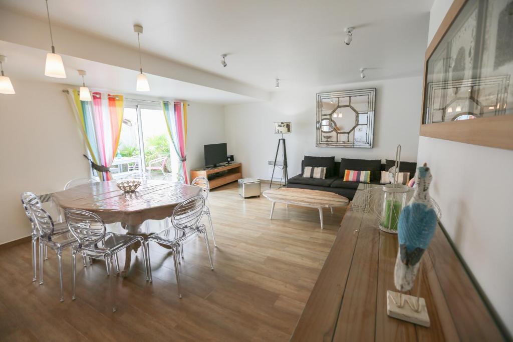 ein Wohnzimmer mit einem Tisch und einem Sofa in der Unterkunft Arcachon Balsamo plage in Arcachon