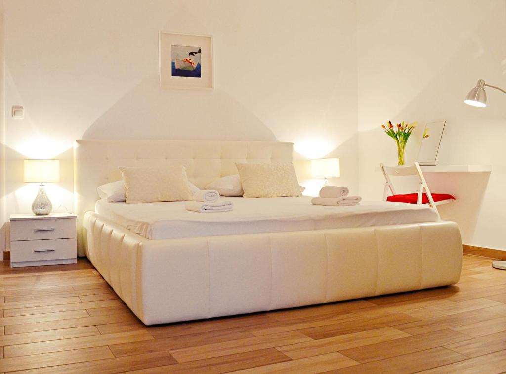 Postel nebo postele na pokoji v ubytování Apartments and Rooms Bonkan Hvar