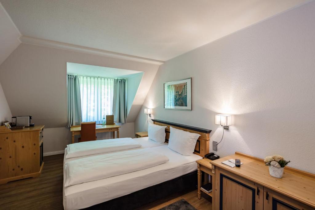 Postel nebo postele na pokoji v ubytování Hotel Zum Zeppelin Hamburg