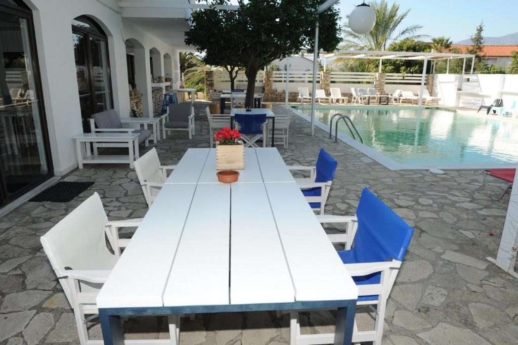 Bazén v ubytování Apollon Resort nebo v jeho okolí