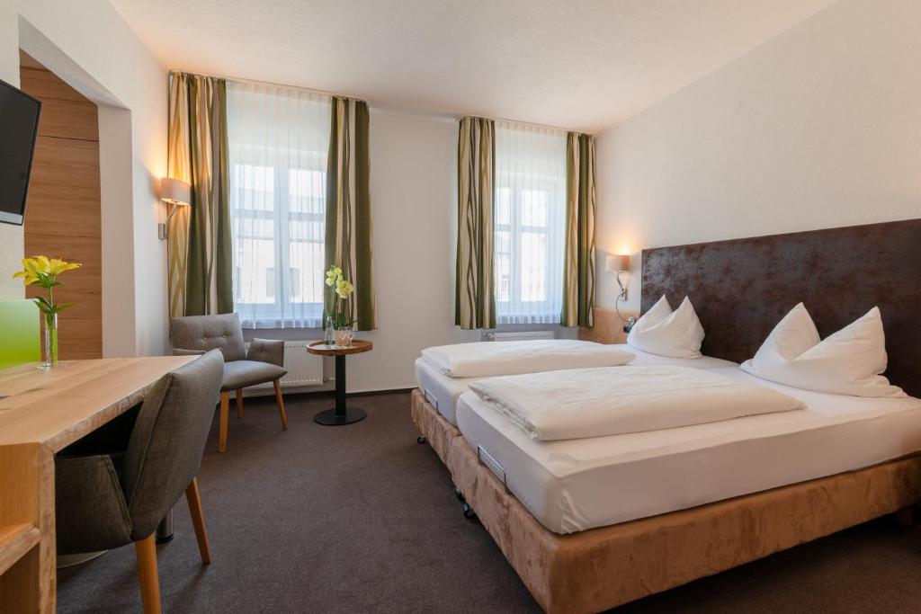 Postel nebo postele na pokoji v ubytování Gasthof & Hotel Goldene Krone