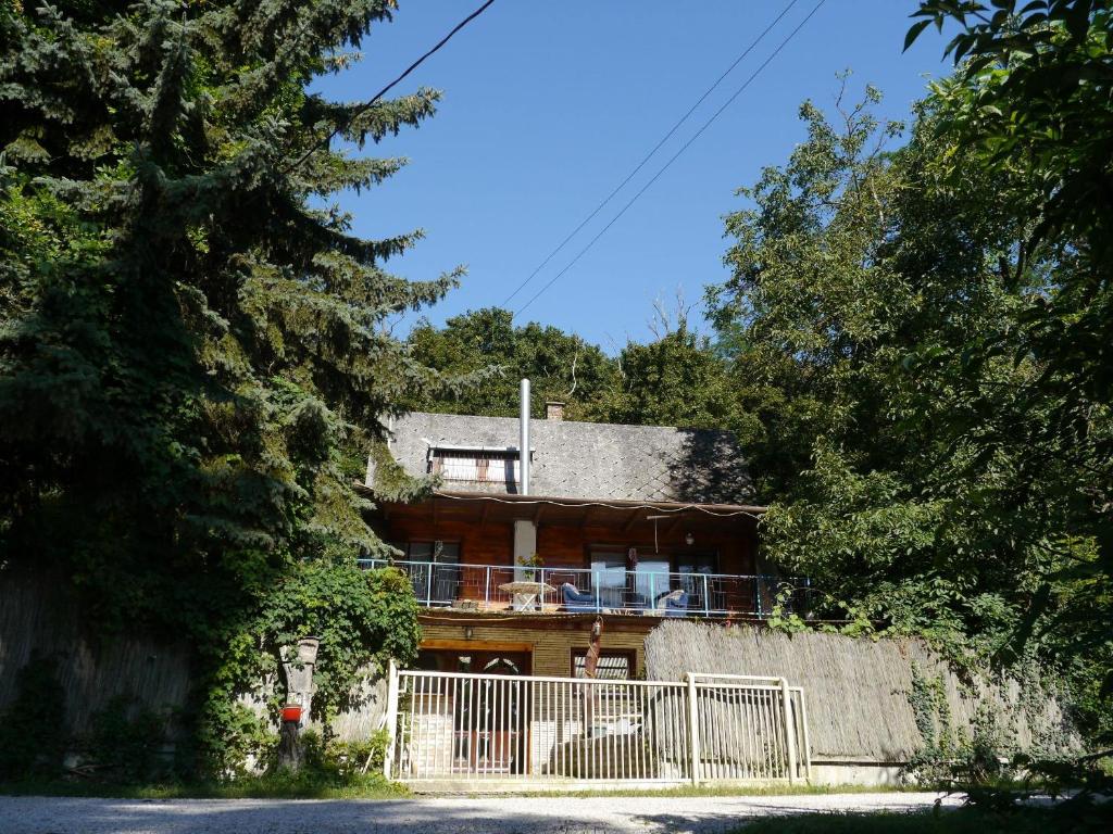 una casa con una recinzione di fronte di SZARVASKŐ NYARALÓ/ DEER ROCK COTTAGE a Esztergom