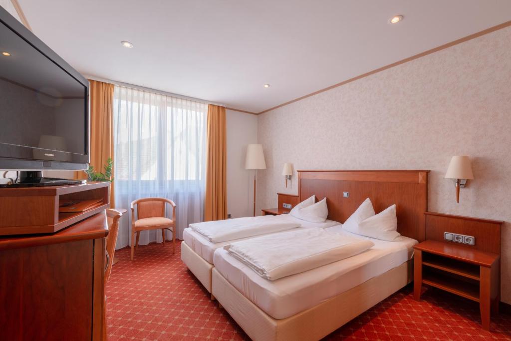 Postel nebo postele na pokoji v ubytování Gasthof & Hotel Goldene Krone