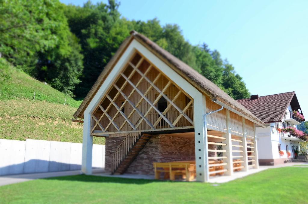 ein Gebäude mit einem großen Fenster auf der Seite in der Unterkunft Farm stay Žurej in Šentjur