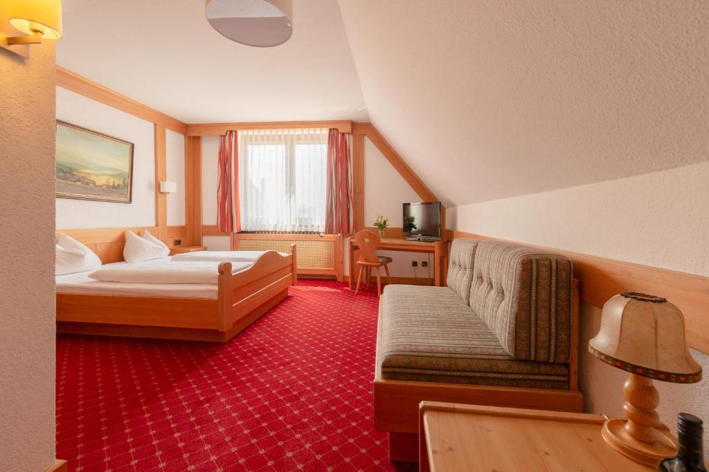 Postel nebo postele na pokoji v ubytování Gasthof & Hotel Goldene Krone