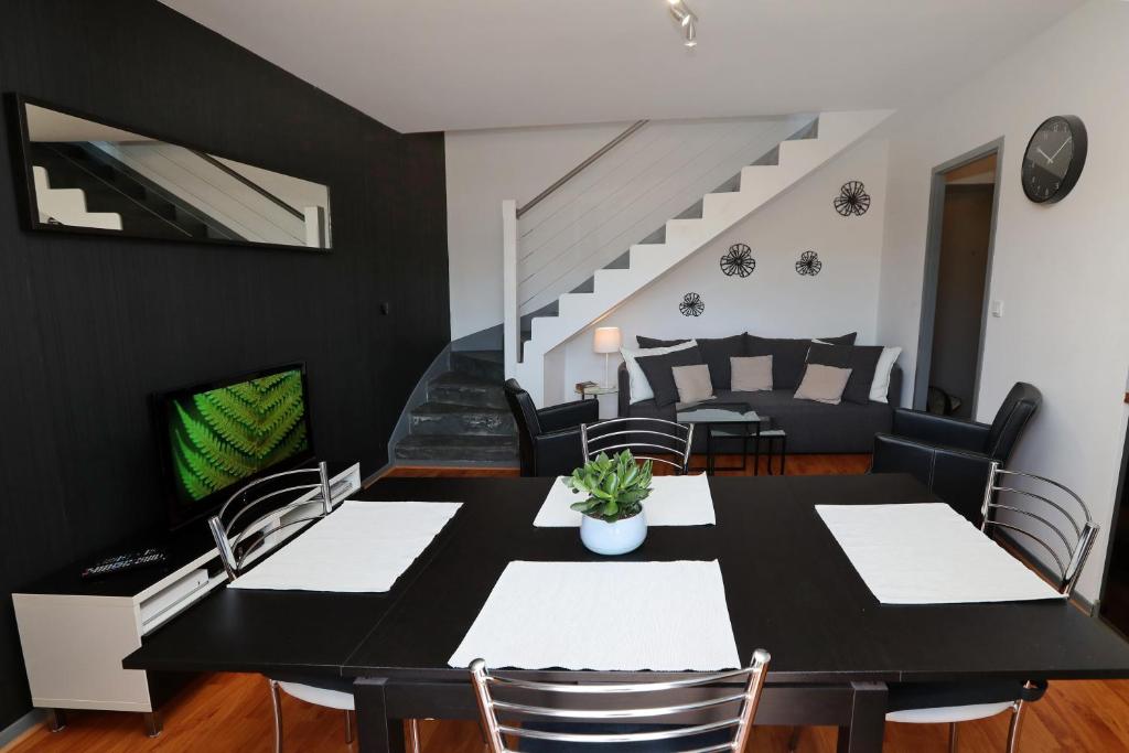 Gallery image of Joli T3 en duplex tout équipé in Biarritz