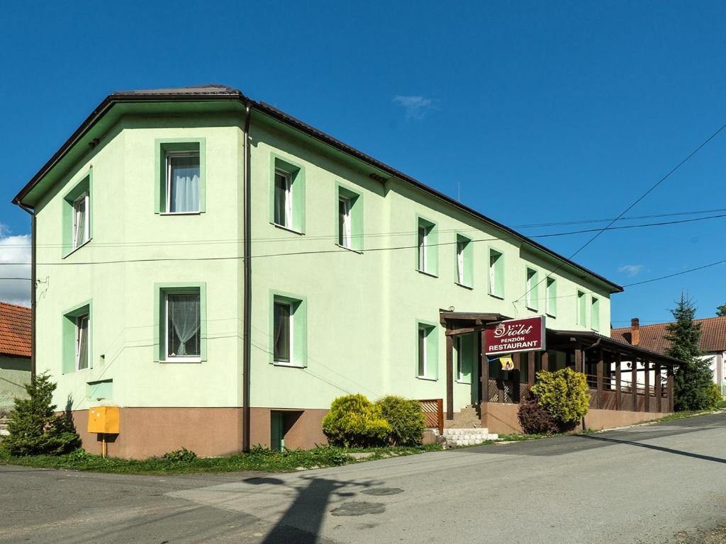 un gran edificio blanco al lado de una calle en Ubytovanie Violet, en Važec