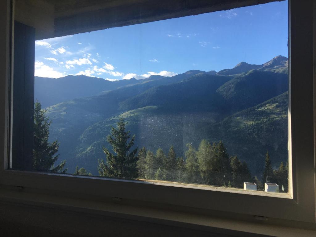 マリッレーヴァにあるAppartamento Honeymoonの山脈の景色を望む窓