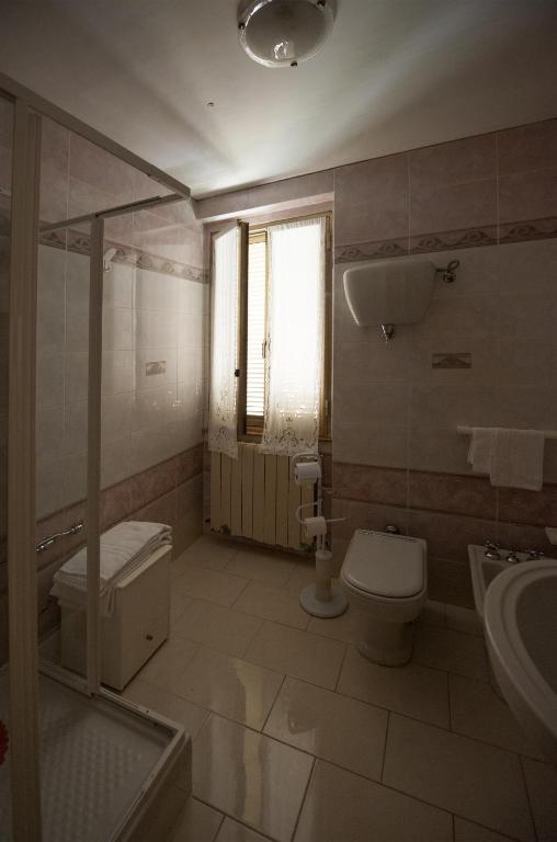 A bathroom at Hotel Athena