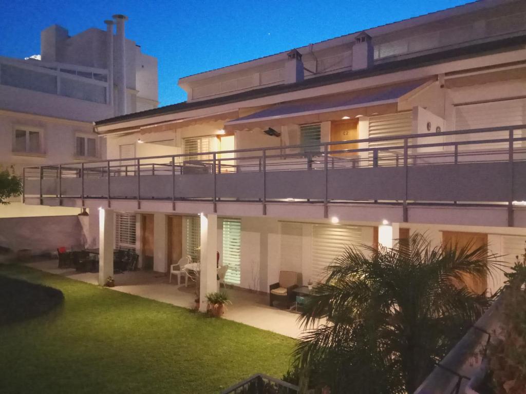 una grande casa con balcone e cortile di Cozy Loft Torremolinos a Torremolinos