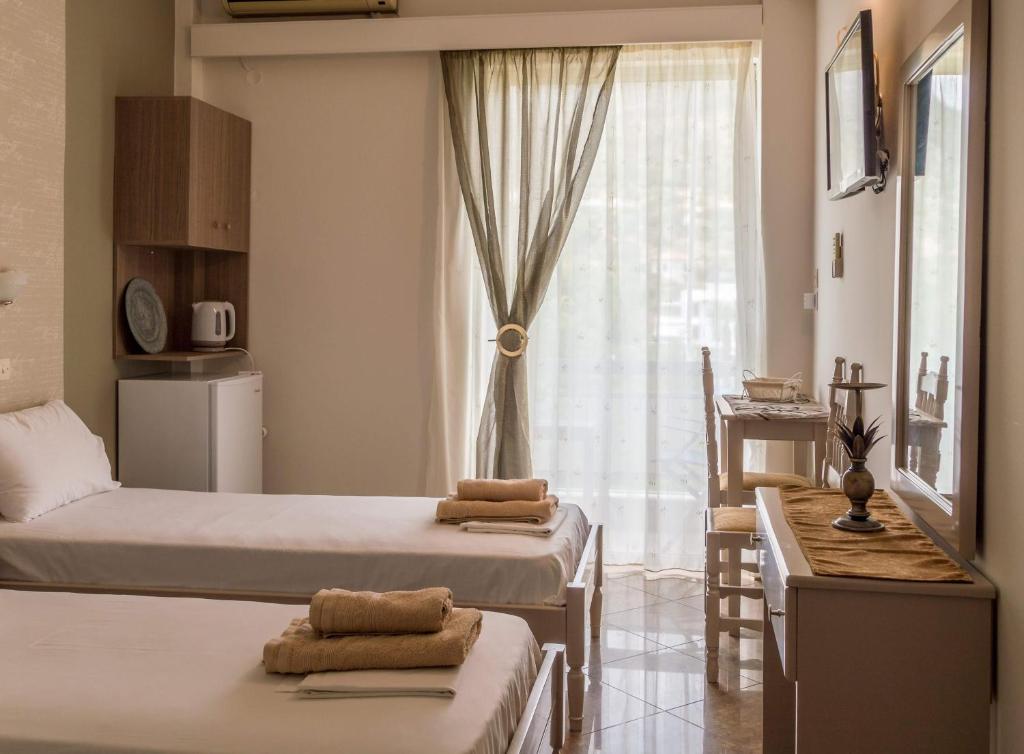 Postel nebo postele na pokoji v ubytování Maltezos Rooms