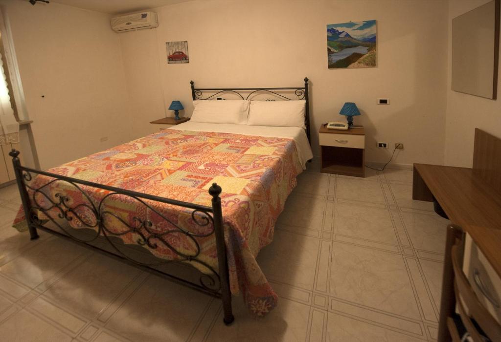 A bed or beds in a room at Hotel Athena