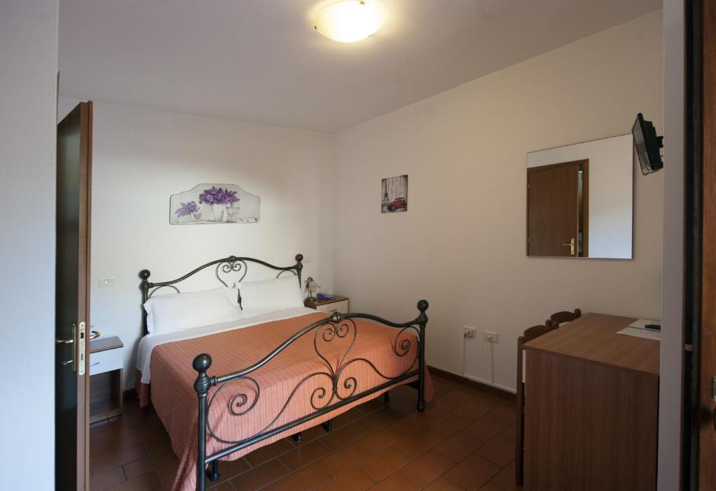 A bed or beds in a room at Hotel Athena