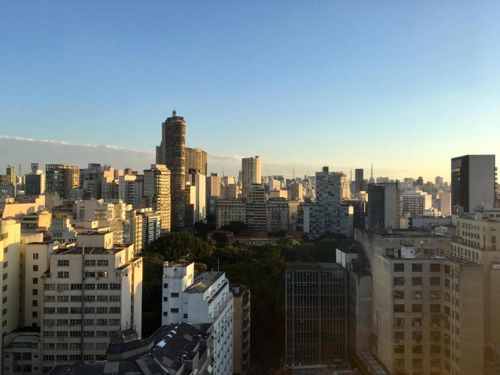 vistas al perfil urbano y edificios altos en Apartamento do Lago - São Paulo, en São Paulo