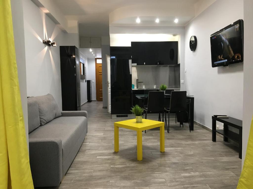 sala de estar con sofá y mesa amarilla en Beau deux pièces sur Gambetta, en Niza