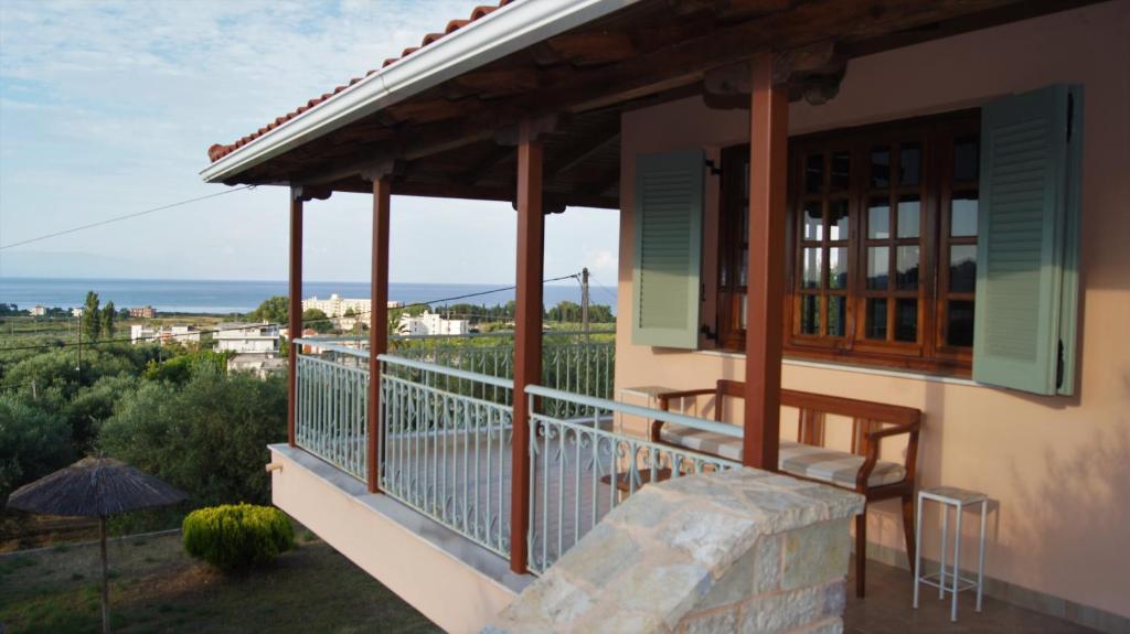 un balcón de una casa con vistas al océano en Villa Artjeta, en Kastrosikia