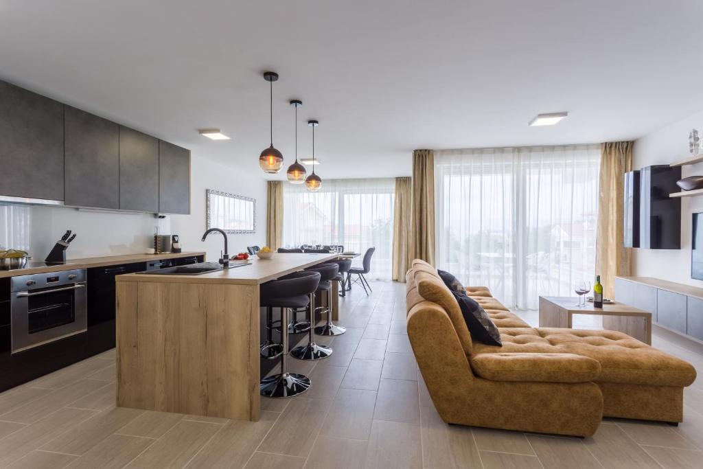 een keuken en een woonkamer met een bank en een aanrecht bij Pure Relax in Malinska
