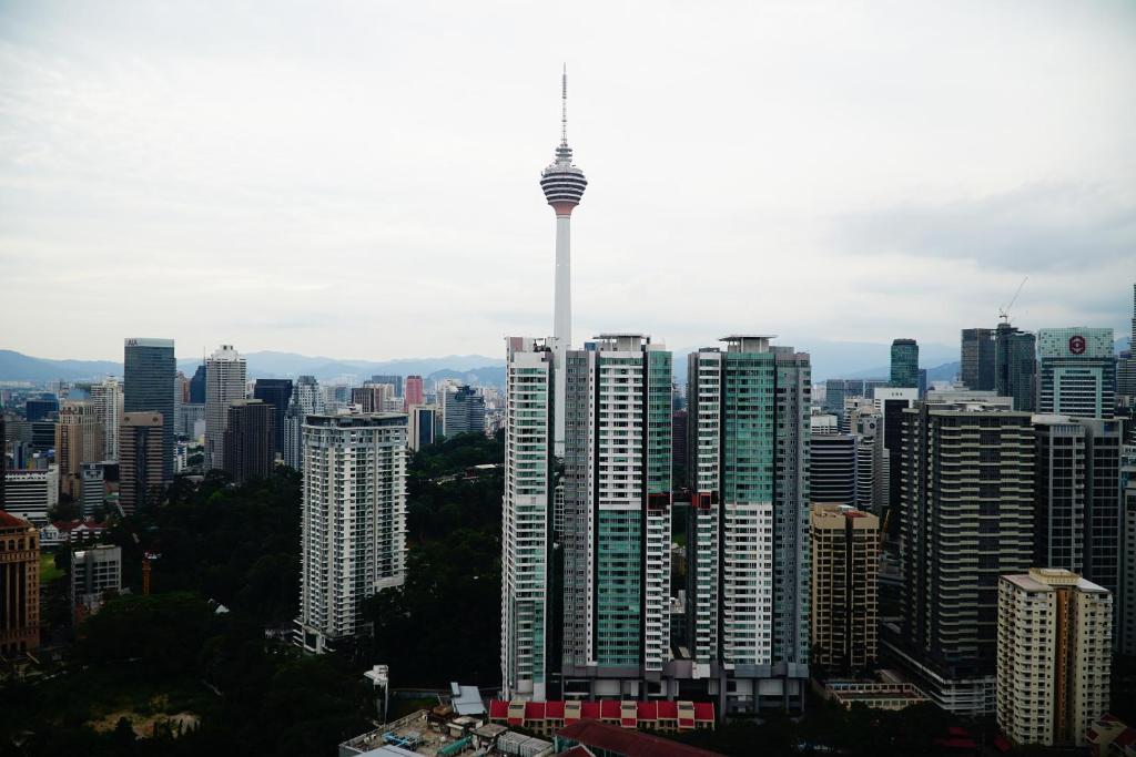 widok na duże miasto z wieżą w obiekcie Stay In The Heart of Kuala Lumpur - The Robertson w Kuala Lumpur