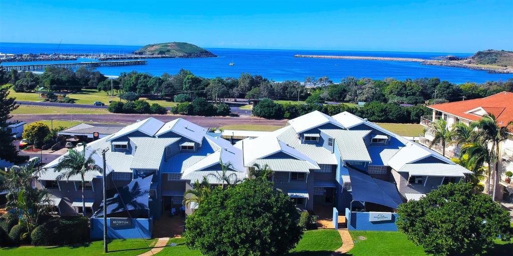 una vista aérea de una casa con el océano en el fondo en The Observatory Self Contained Apartments, en Coffs Harbour