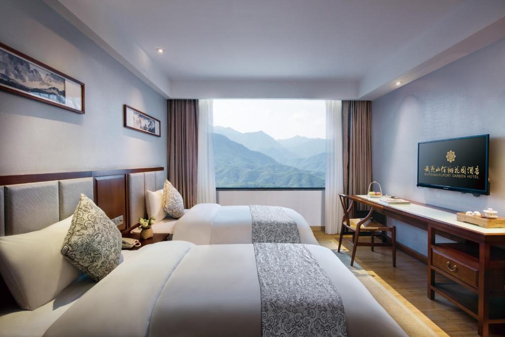 Postel nebo postele na pokoji v ubytování Fliport Garden Hotel Wuyishan