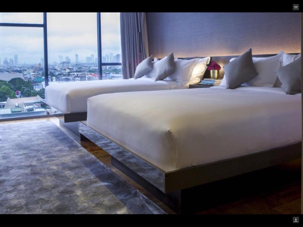Postel nebo postele na pokoji v ubytování Ramada Encore by Wyndham Makati