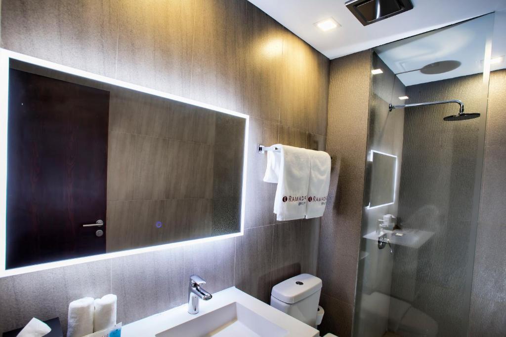 Koupelna v ubytování Ramada Encore by Wyndham Makati