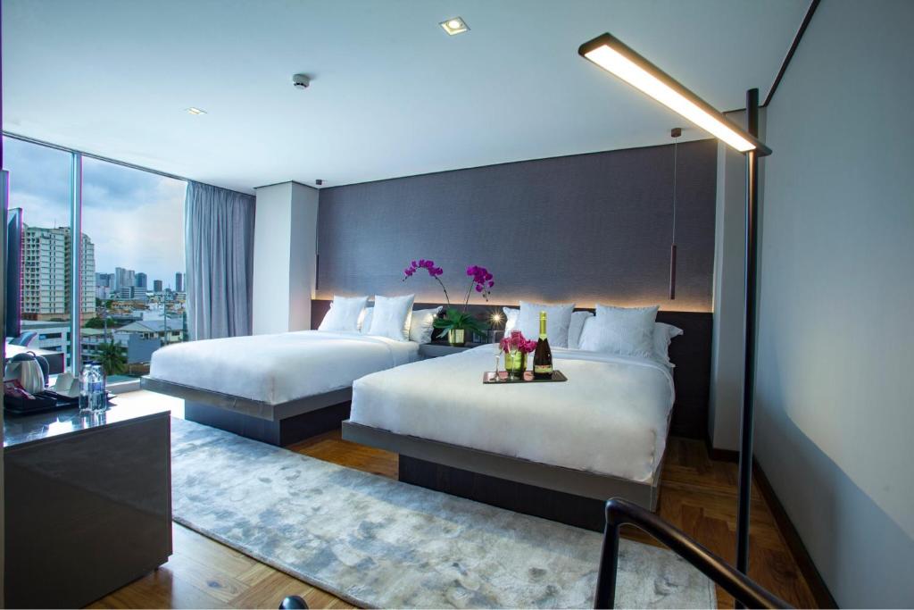 Postel nebo postele na pokoji v ubytování Ramada Encore by Wyndham Makati