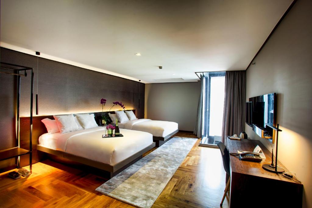 Postel nebo postele na pokoji v ubytování Ramada Encore by Wyndham Makati