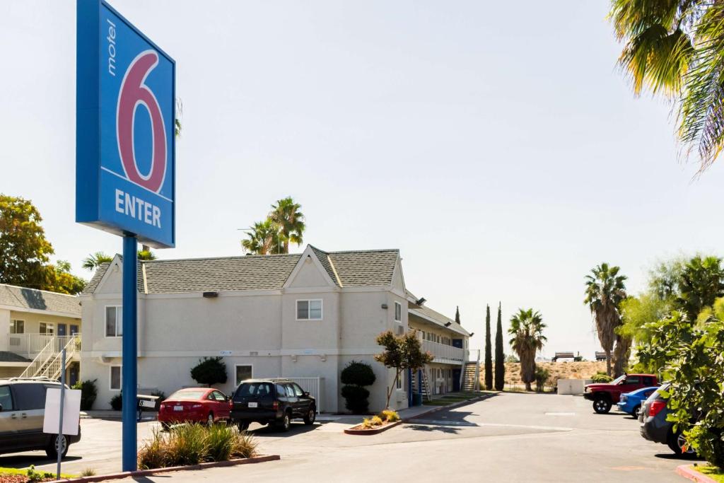ein Hotelschild vor einem Parkplatz in der Unterkunft Motel 6-Bakersfield, CA - East in Bakersfield