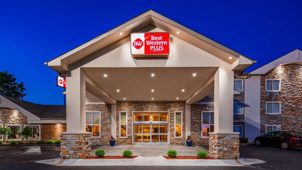 un hôtel plus occidental avec un panneau plus occidental dans l'établissement Best Western Plus Flint Airport Inn & Suites, à Flint