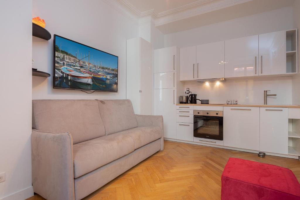 un salon avec un canapé et une cuisine dans l'établissement 