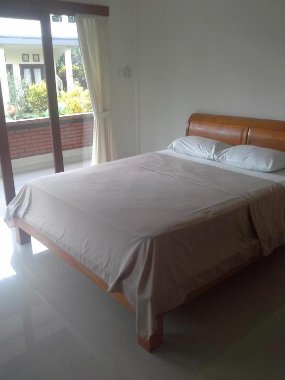 Postel nebo postele na pokoji v ubytování dewi ayu accomodation