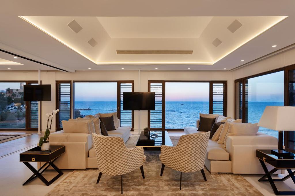 TV a/nebo společenská místnost v ubytování The Setai Tel Aviv, a Member of the leading hotels of the world