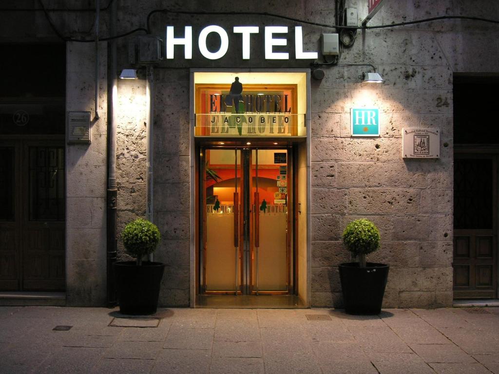 un hôtel avec un panneau au-dessus de la porte dans l'établissement Hotel Jacobeo, à Burgos