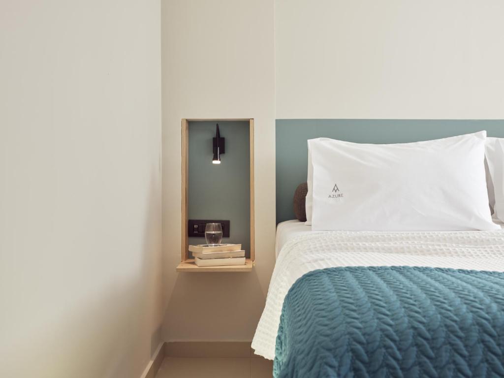 Postel nebo postele na pokoji v ubytování Azure Resort & Spa