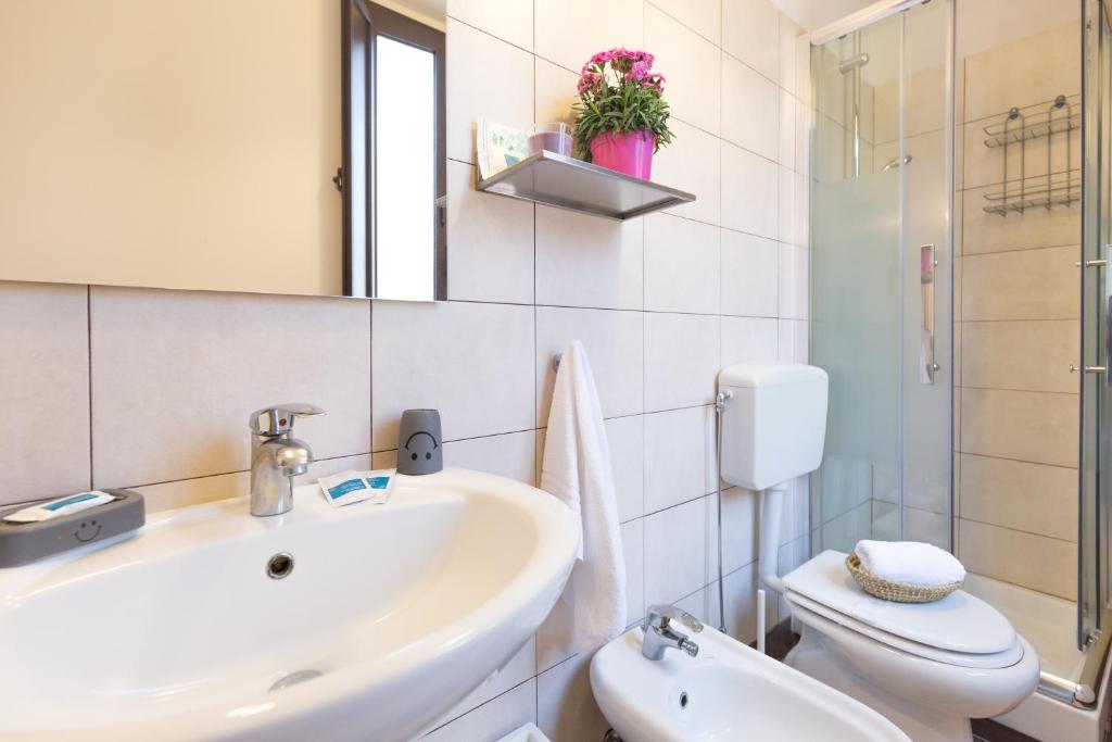A bathroom at B&B Miro Centro Catania