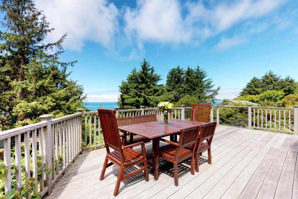 迪波灣的住宿－Bella Cove，木制甲板上的木桌和椅子