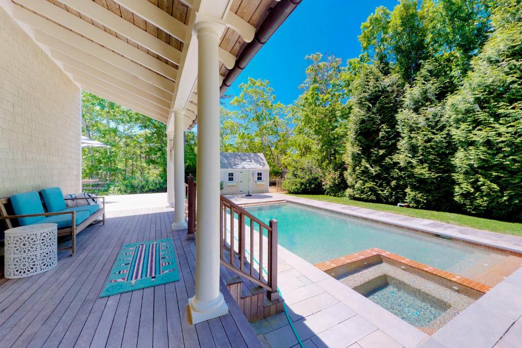 una casa con piscina en una terraza en #OB Pool House, en Oak Bluffs