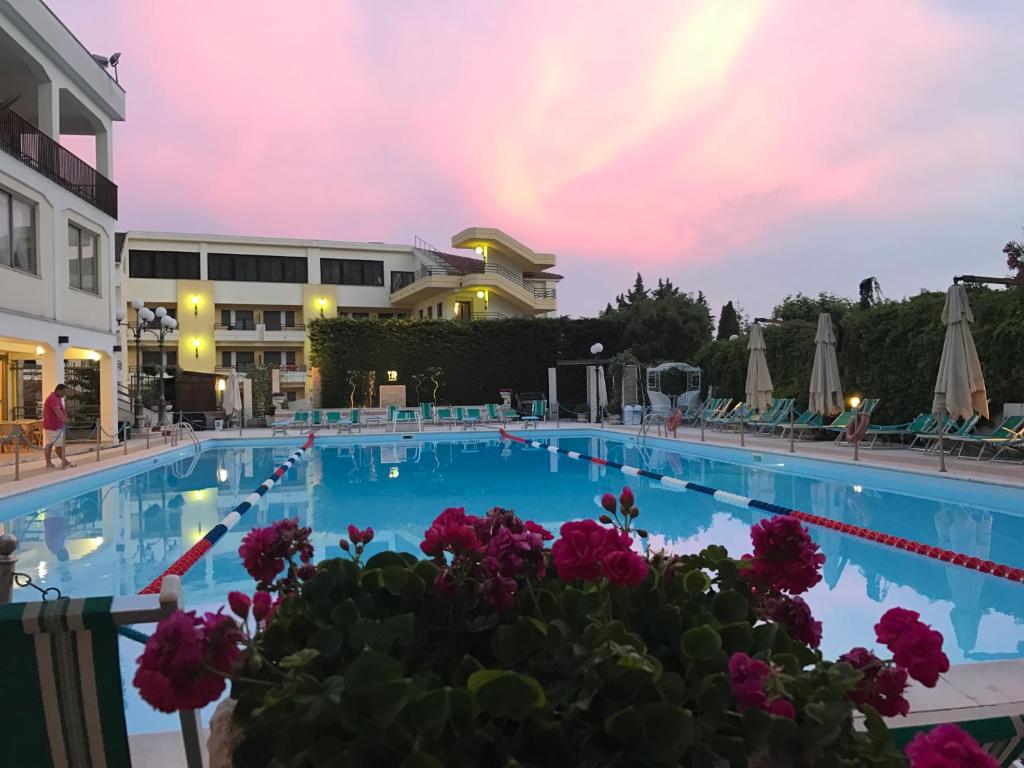 Bazén v ubytování Hotel Parco Delle Rose nebo v jeho okolí