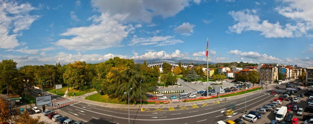 una strada trafficata con molto traffico di City Park Hotel a Skopje