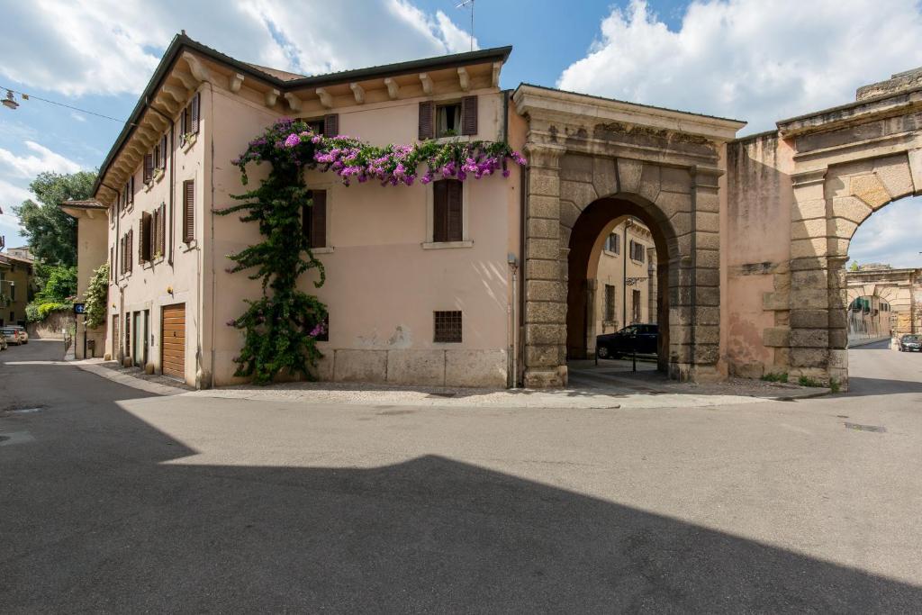 ヴェローナにあるLa Casa della Bouganvilleの花の横の建物