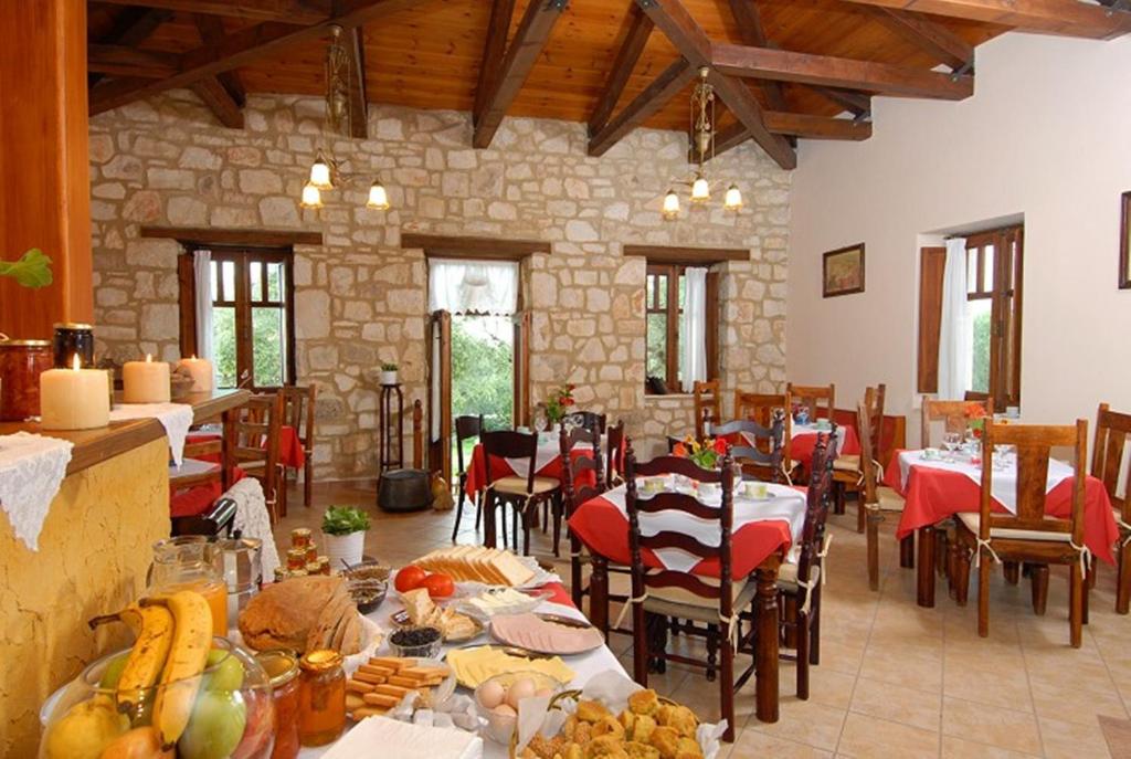 restauracja ze stołami i krzesłami, na których znajduje się jedzenie w obiekcie Anatoli Labreon w mieście Agia Marina