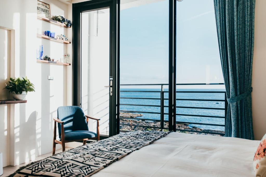 Postel nebo postele na pokoji v ubytování Chuanfanrock Haku Beach Days Inn